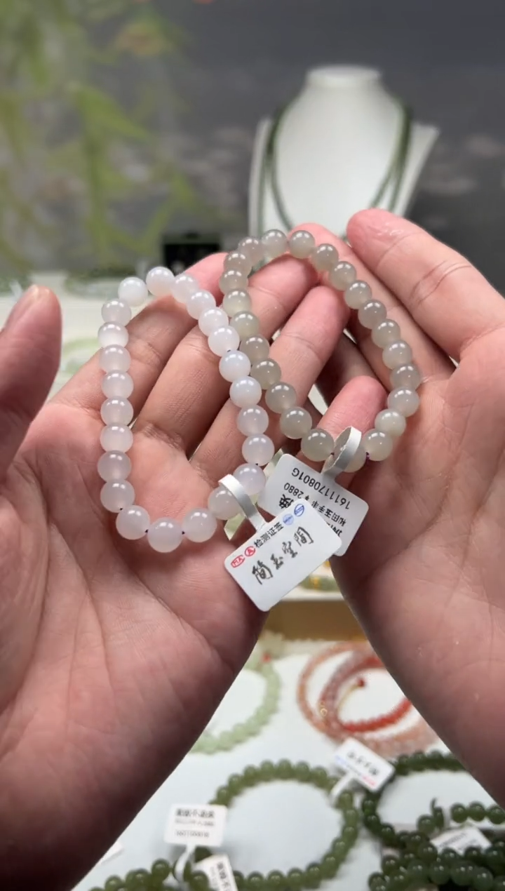 【闪购商品】和田玉手串未镶嵌卡8烟紫手串高冰颜色多样性发其一