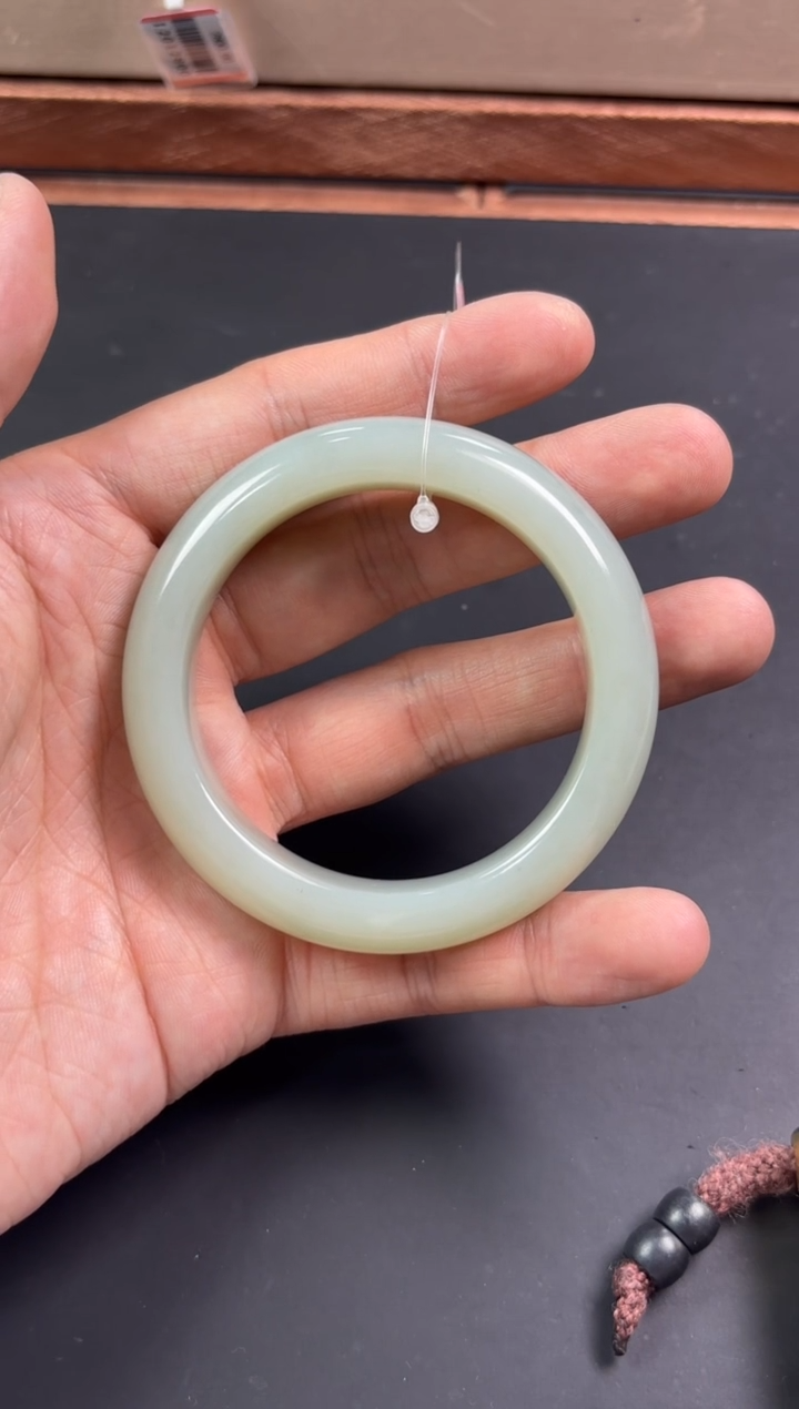 【闪购商品】和田玉手镯未镶嵌且末微色差近矿手镯53+