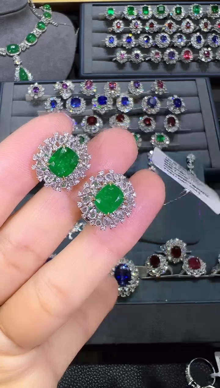 耳钉18K金镶嵌祖母绿     