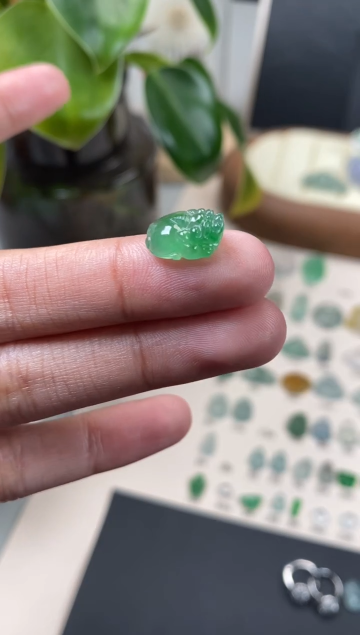 【闪购商品】翡翠颈饰未镶嵌翡翠冰绿裸石