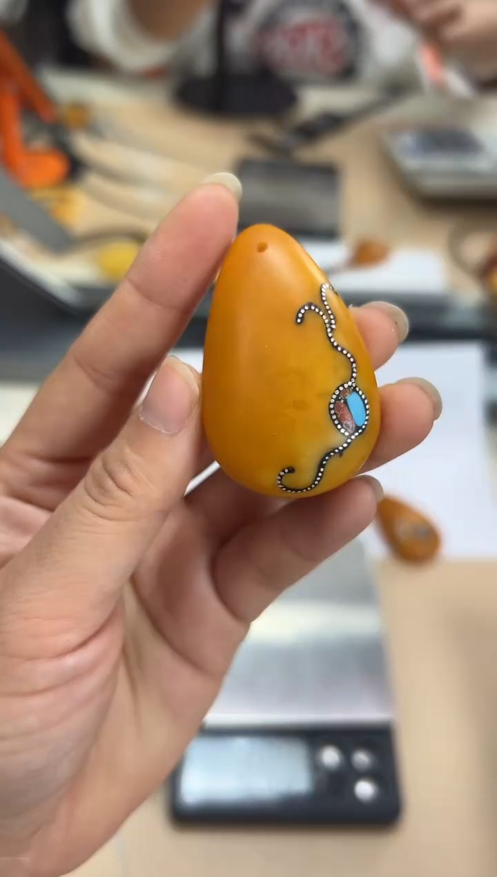 【闪购商品】琥珀裸石未镶嵌蜜蜡吊坠