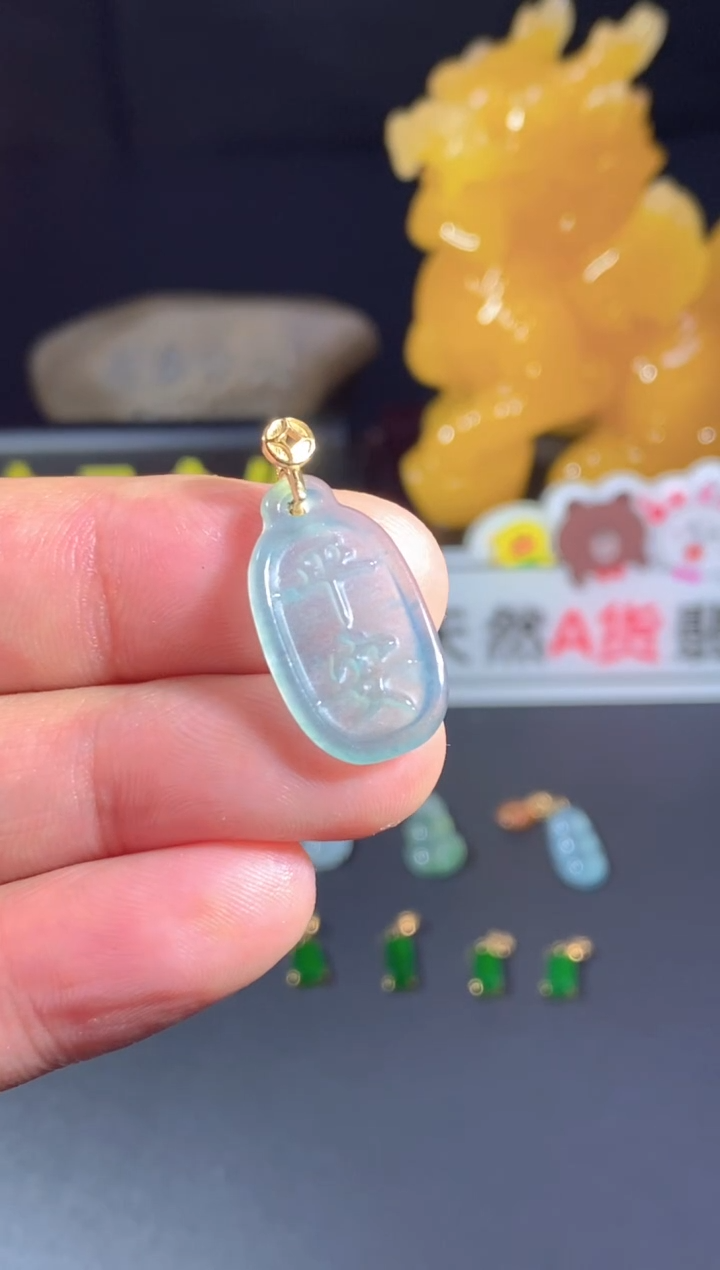 翡翠未镶嵌颈饰      