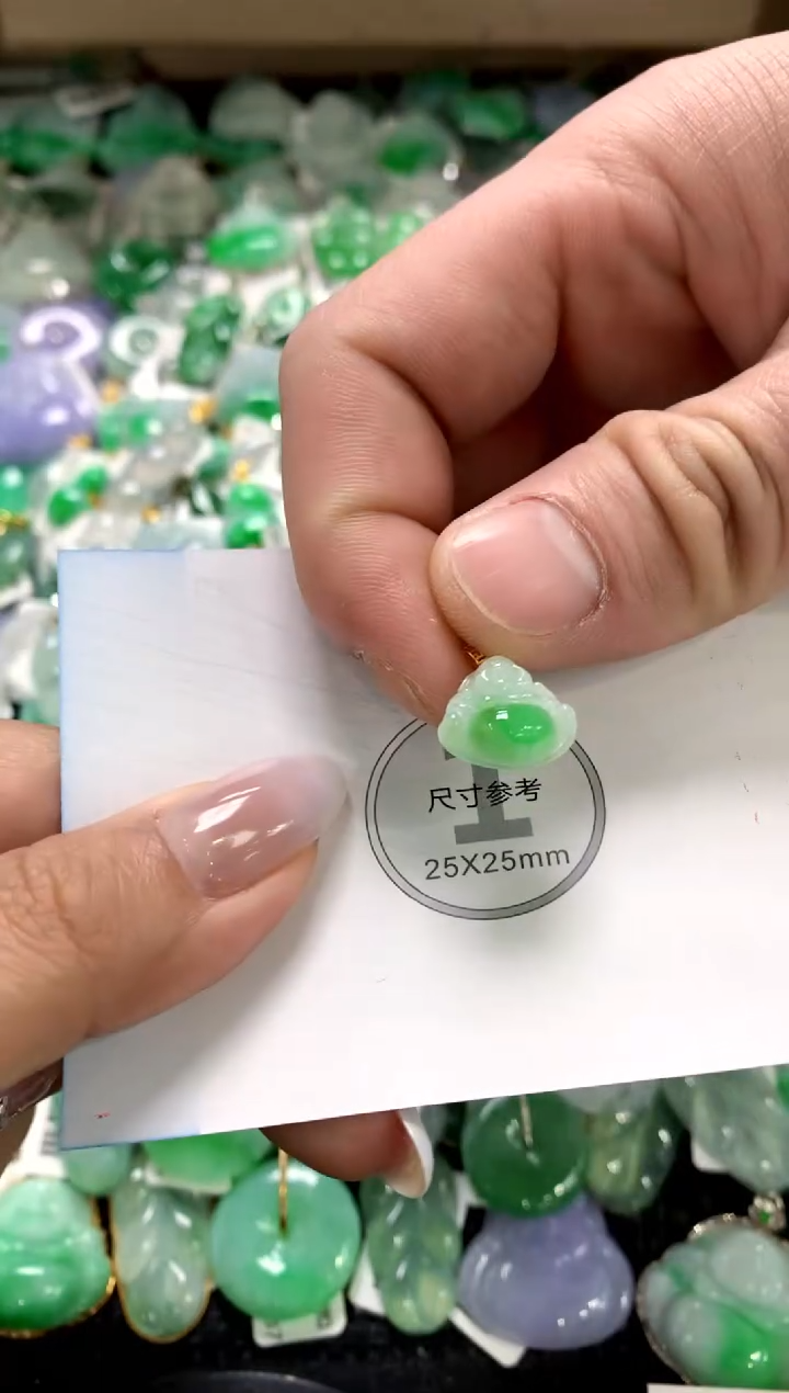 颈饰18K金镶嵌翡翠1111111111111111