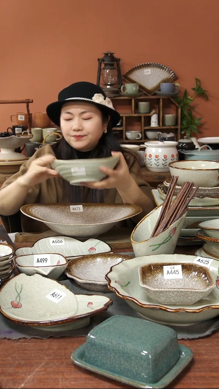 陶瓷A490 一只陶瓷荷花小元宝碗可能微瑕