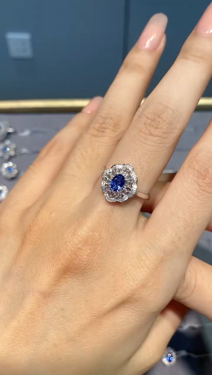 蓝宝石戒指18K金镶嵌戒指