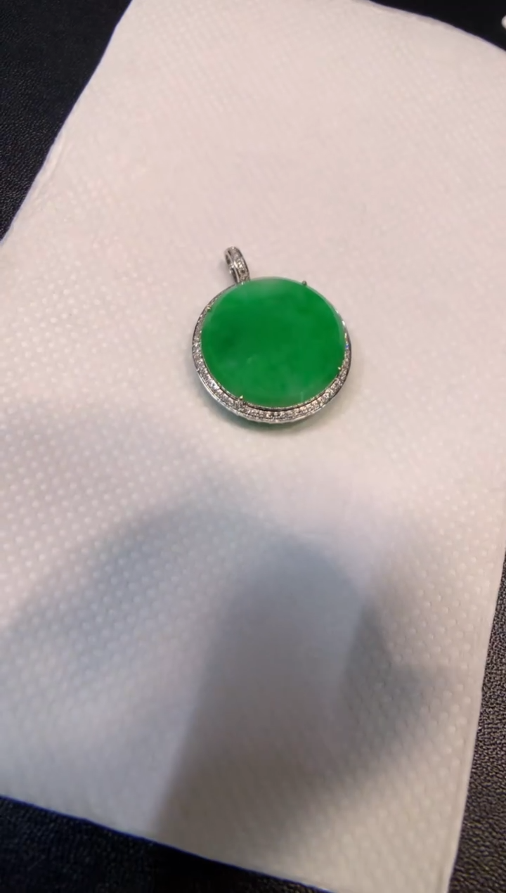 颈饰18K金镶嵌翡翠无事牌