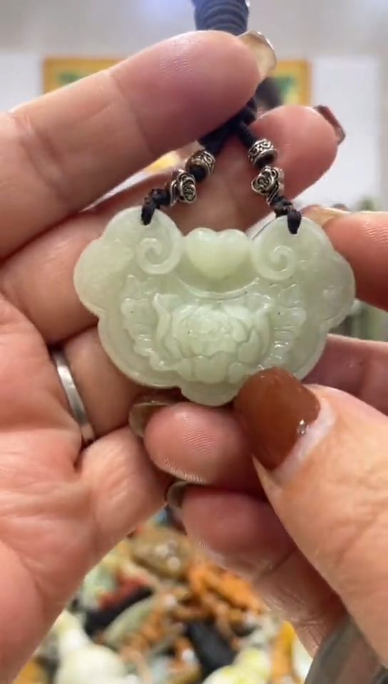 未镶嵌蛇纹石玉吊坠  