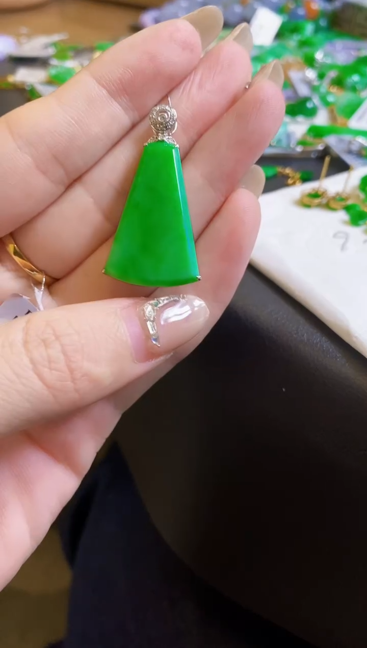 【闪购商品】翡翠颈饰18K金镶嵌无事牌