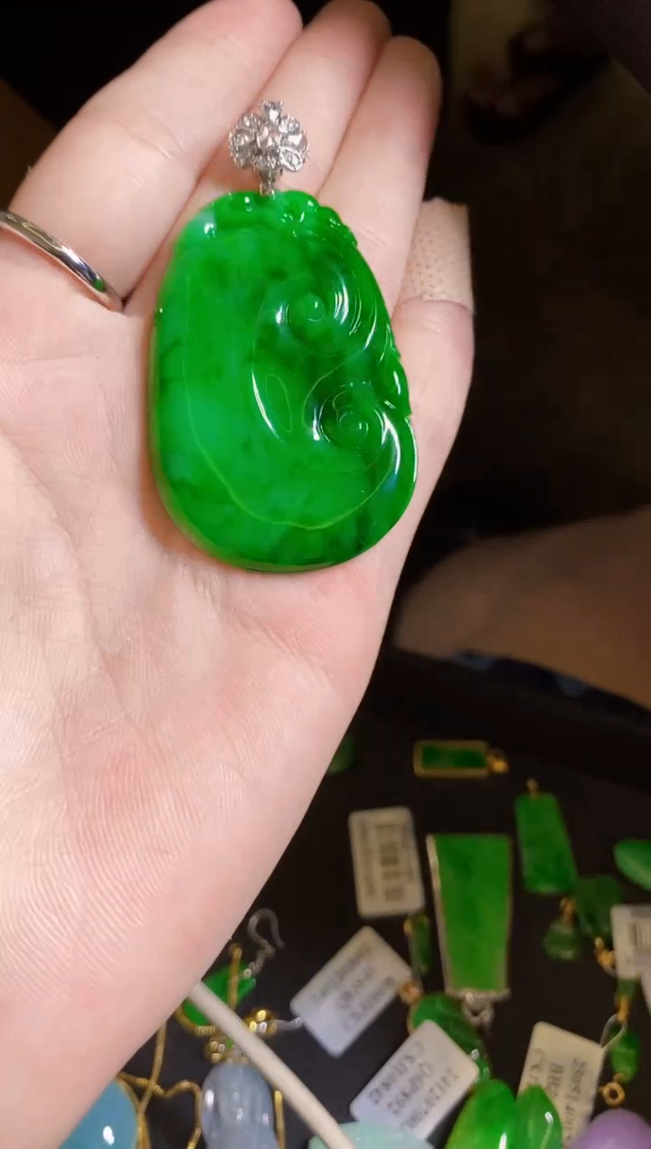 翡翠18K金镶嵌颈饰如意