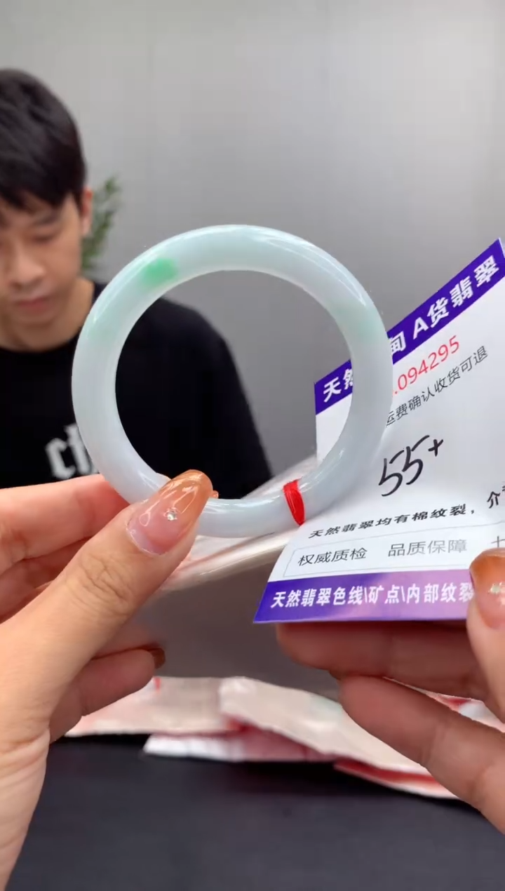 未镶嵌手镯翡翠有纹，完美者勿拍