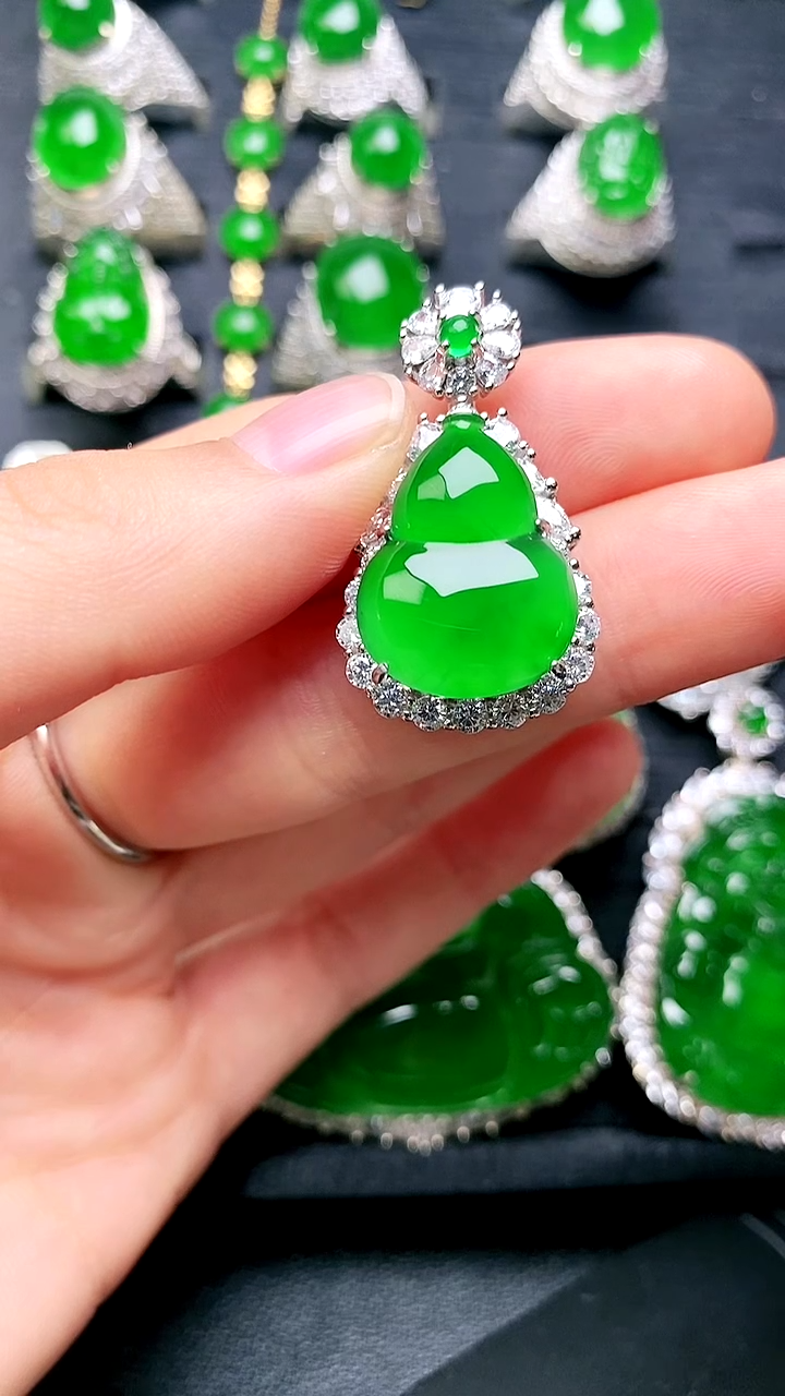 【闪购商品】翡翠吊坠(赠链)未镶嵌吊坠