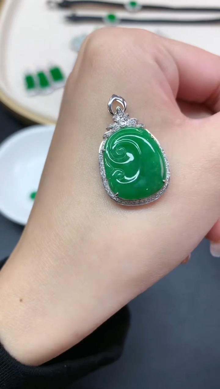 【闪购商品】翡翠吊坠(不含链)18K金镶嵌吊坠A200|3980