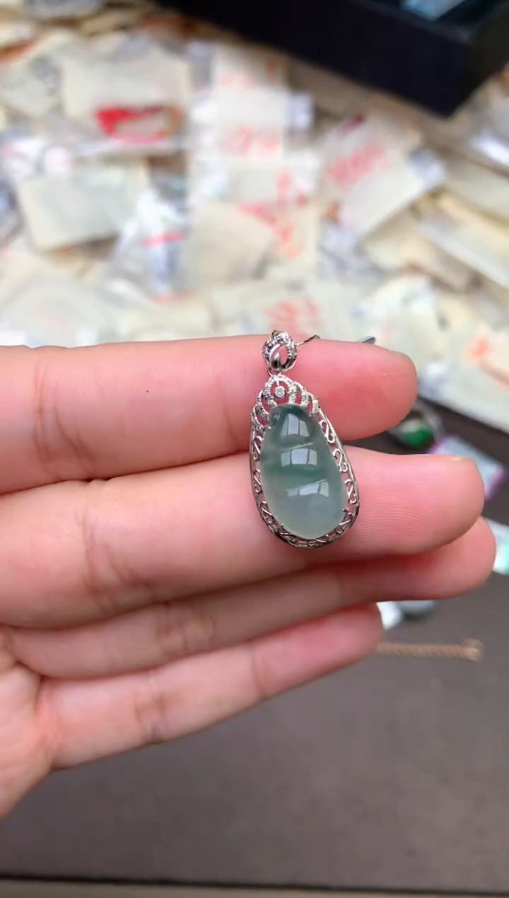 18K金镶嵌挂件翡翠— 