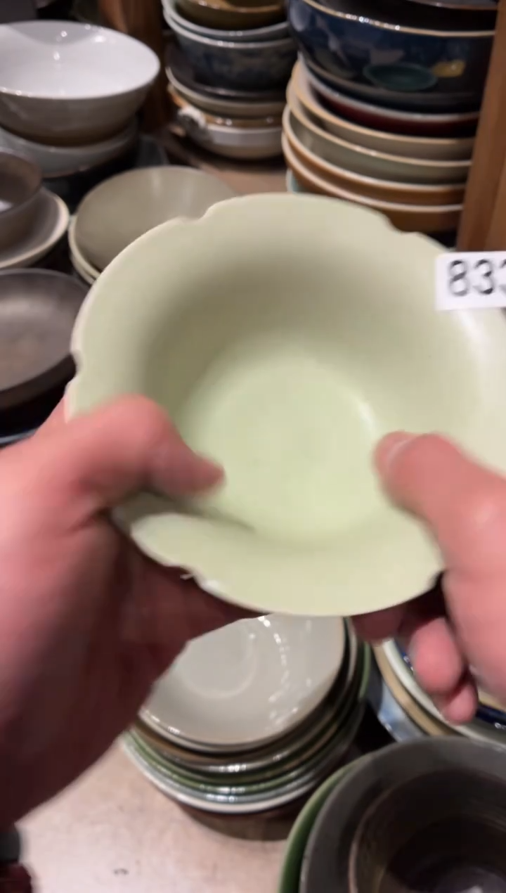 瓷片张****）833微瑕影青花瓣碗1个