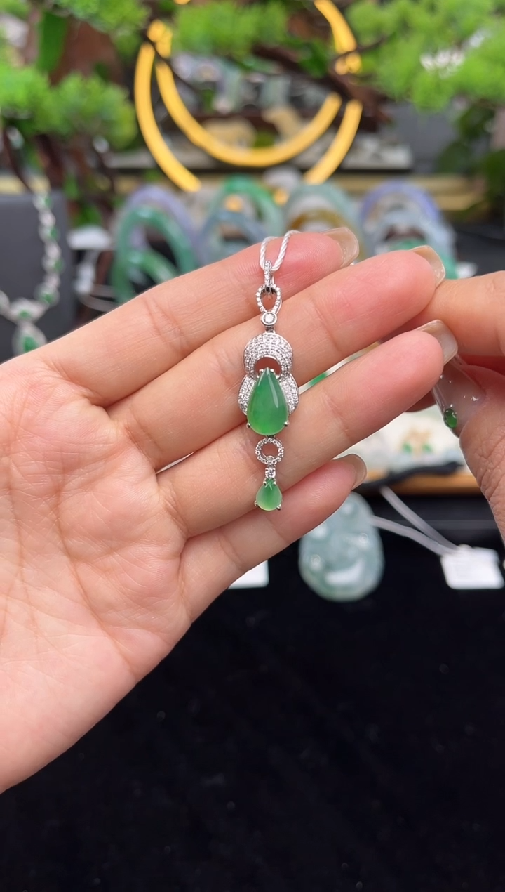 颈饰18K金镶嵌翡翠吊坠