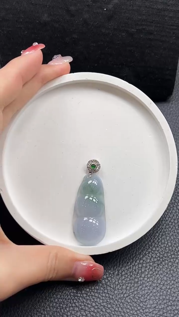 【闪购商品】翡翠颈饰18K金镶嵌豆豆