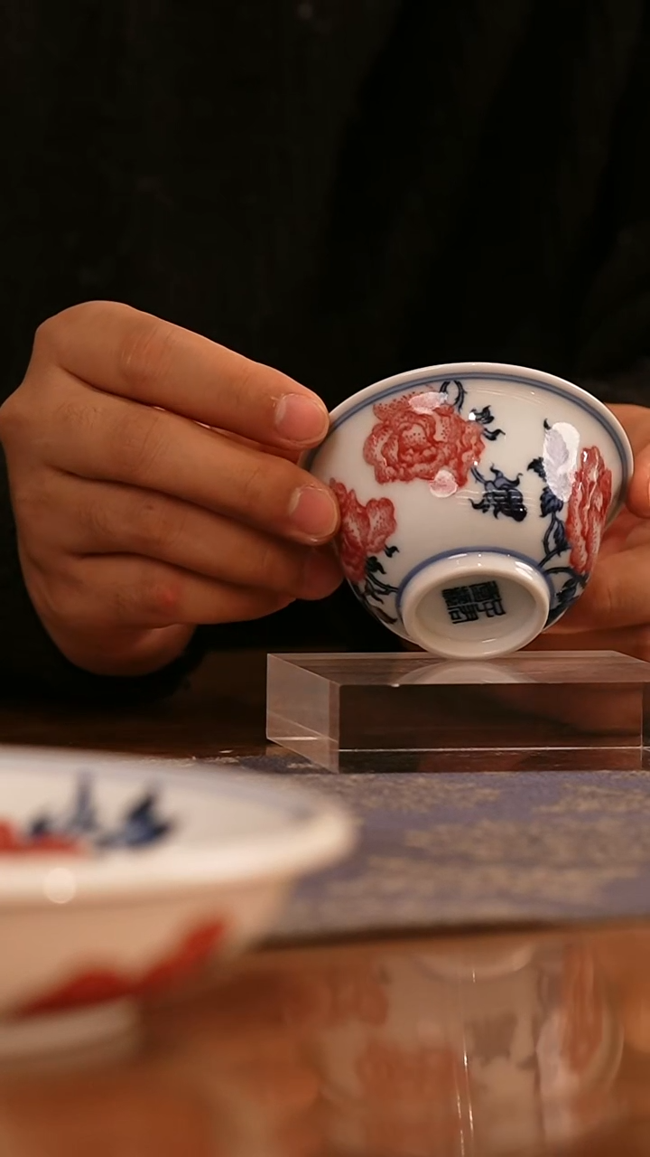 瓷姑娘-子君堂青花釉里红主人杯玫瑰花图