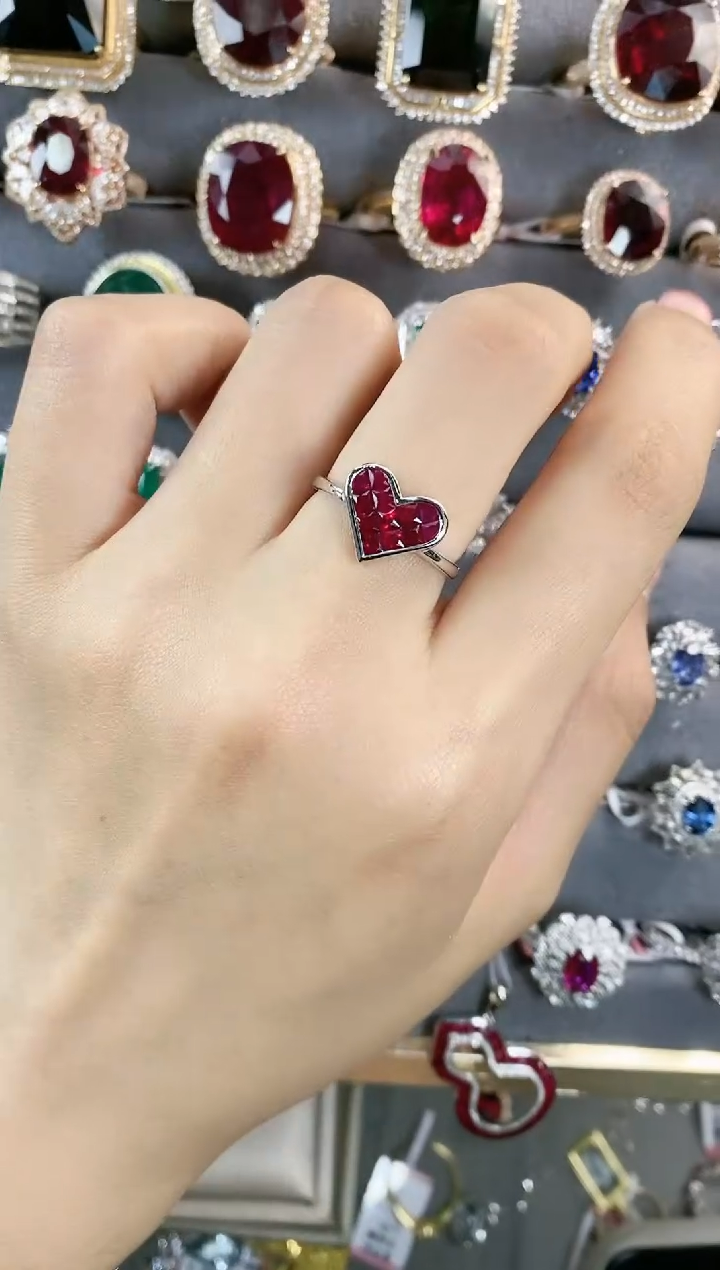 戒指18K金镶嵌红宝石一个
