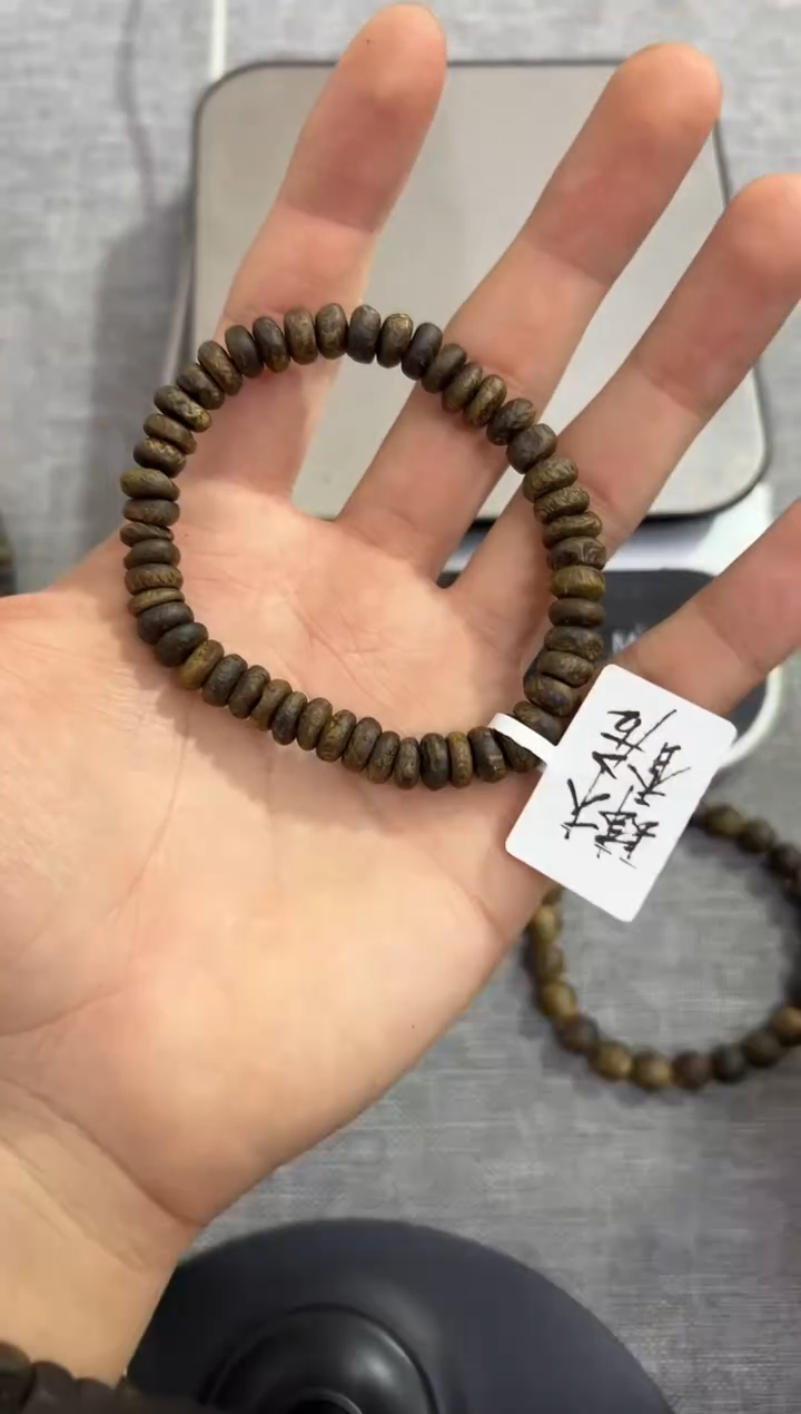 【闪购商品】沉香手串08沉水包壳单圈8克+ 多样性发其一