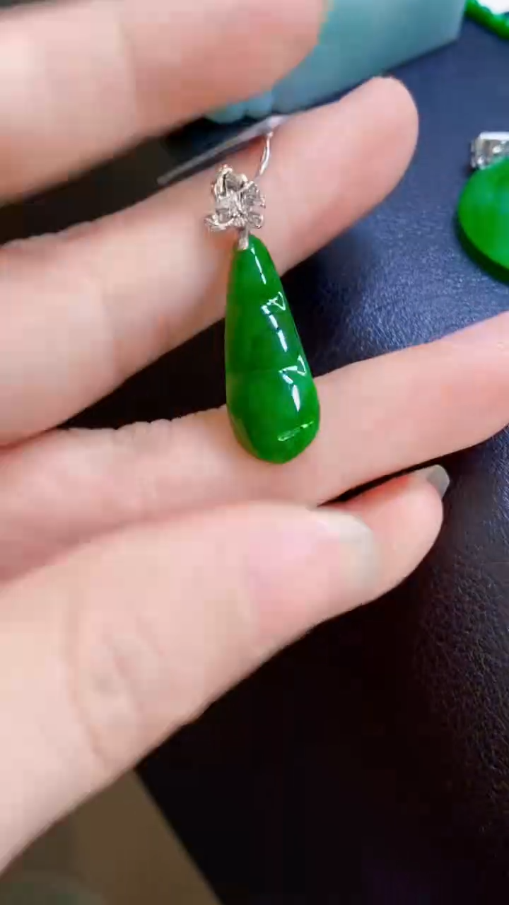 颈饰18K金镶嵌翡翠豆