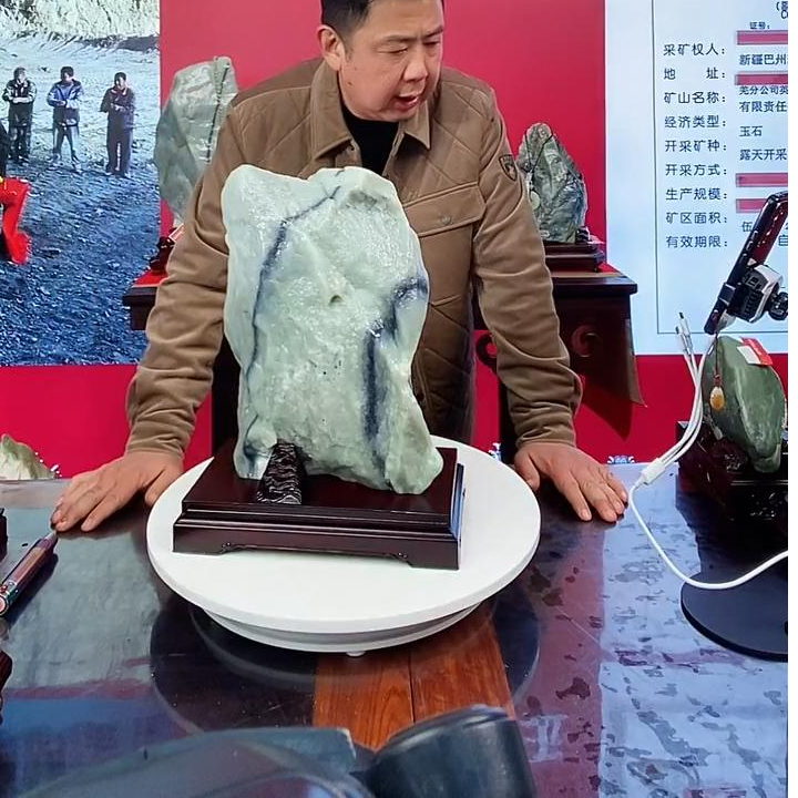 新疆原石摆件带底座发一件编号086
