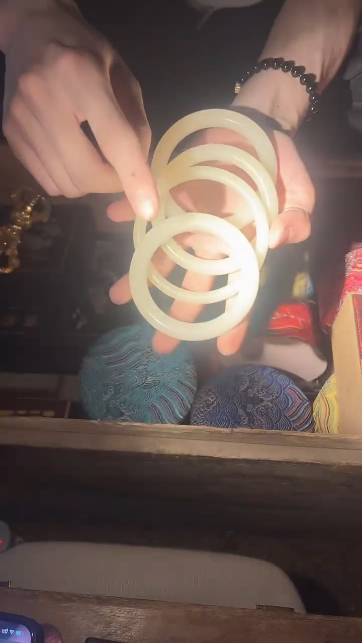 【闪购商品】【闪购商品】白色手镯四个