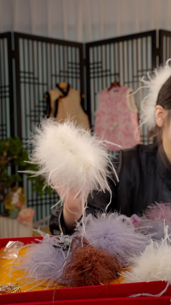 刺绣白色毛毛抓夹13