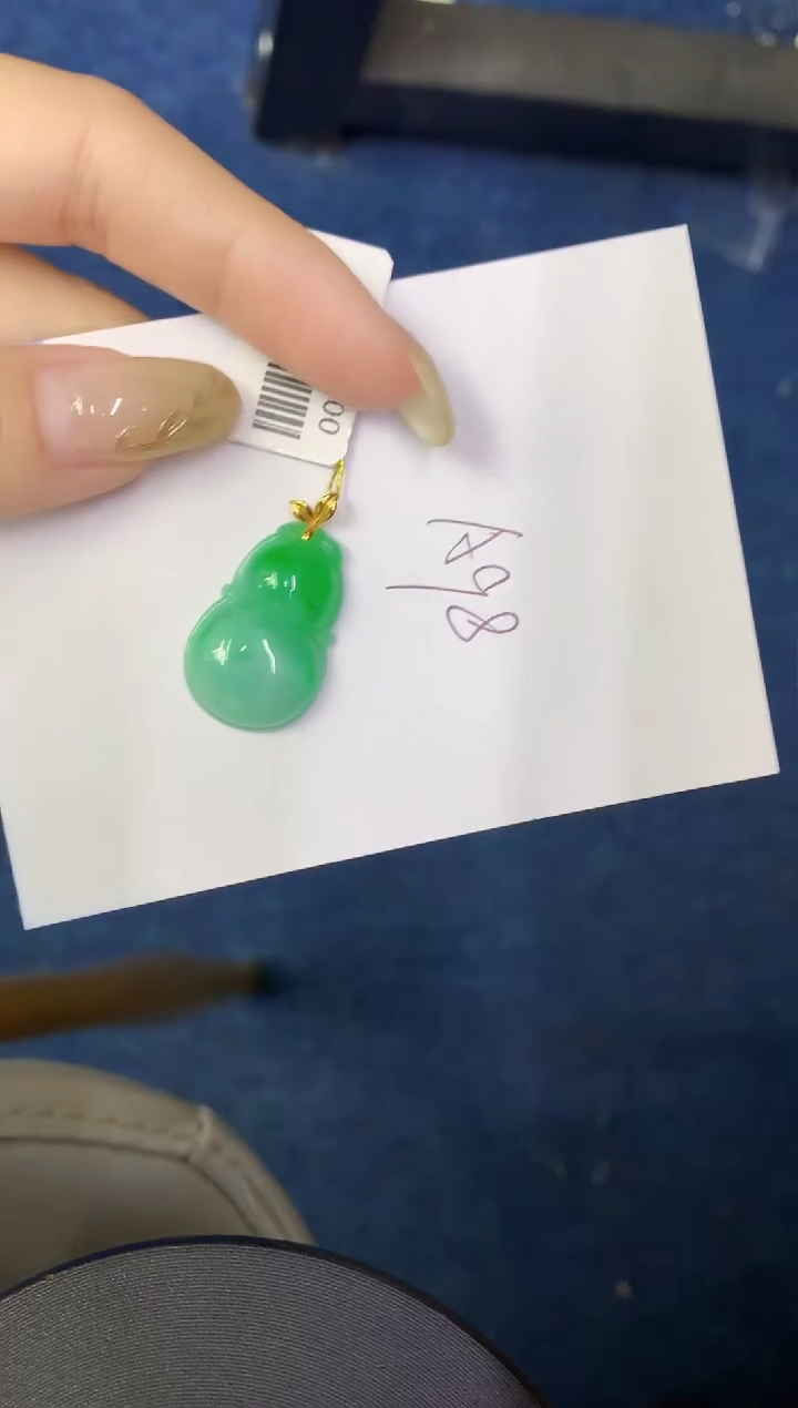 翡翠18K金镶嵌颈饰缅甸天然翡翠A货