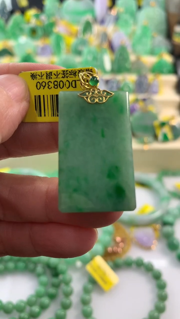 颈饰18K金镶嵌翡翠挂件