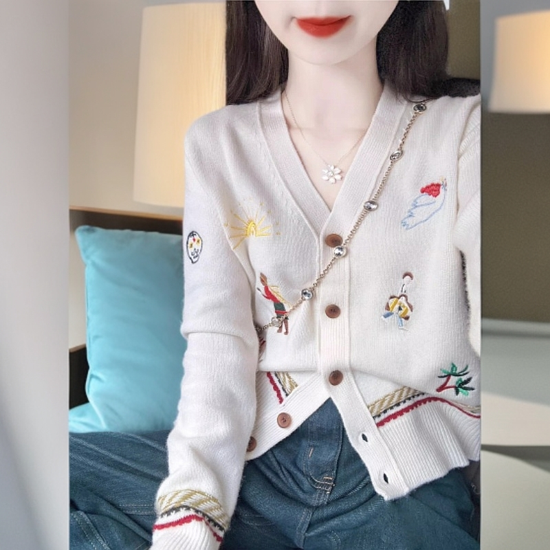 法式软糯刺绣卡通v领毛衣外套女秋冬设计感小众显瘦针织开衫上衣