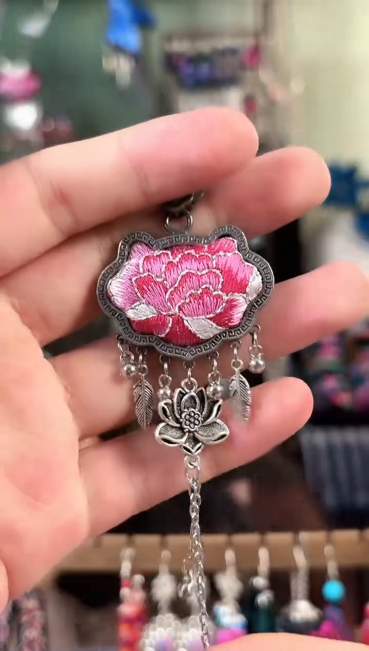 彩云南阁非遗老绣饰品165*