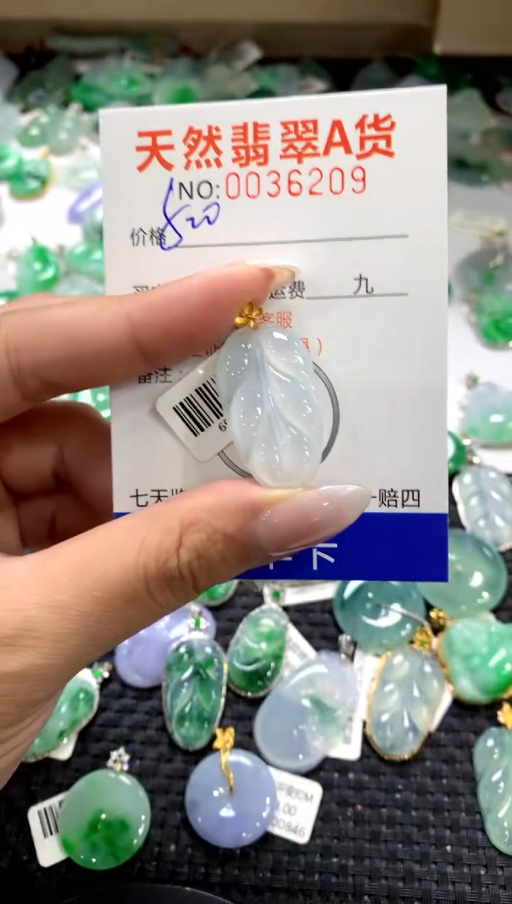 颈饰18K金镶嵌翡翠1111111111111111