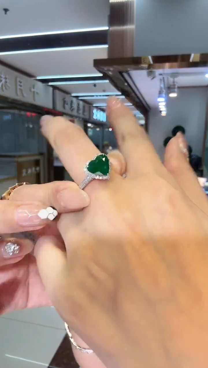 18K金镶嵌戒指祖母绿爱心