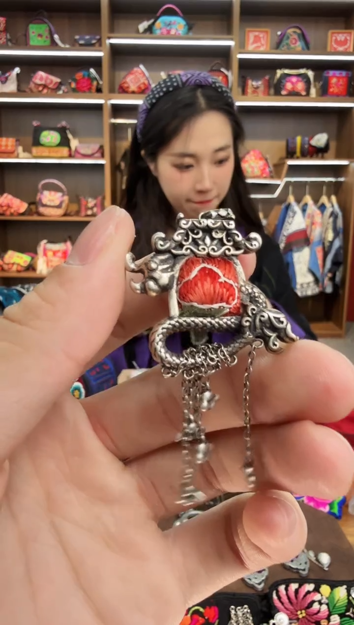 【闪购商品】织绣176蒙阿苏苗绣传承