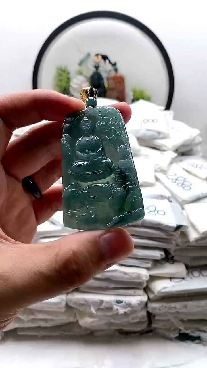翡翠未镶嵌颈饰大日如来