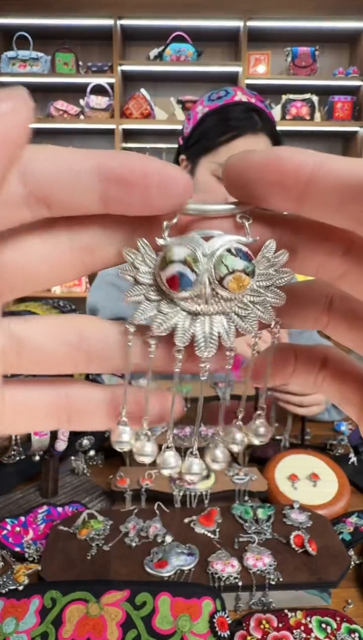 【闪购商品】织绣142蒙阿苏苗绣传承