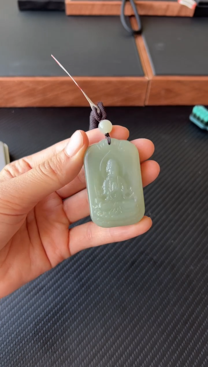 【闪购商品】和田玉吊坠(赠链)未镶嵌且末微色差近矿
