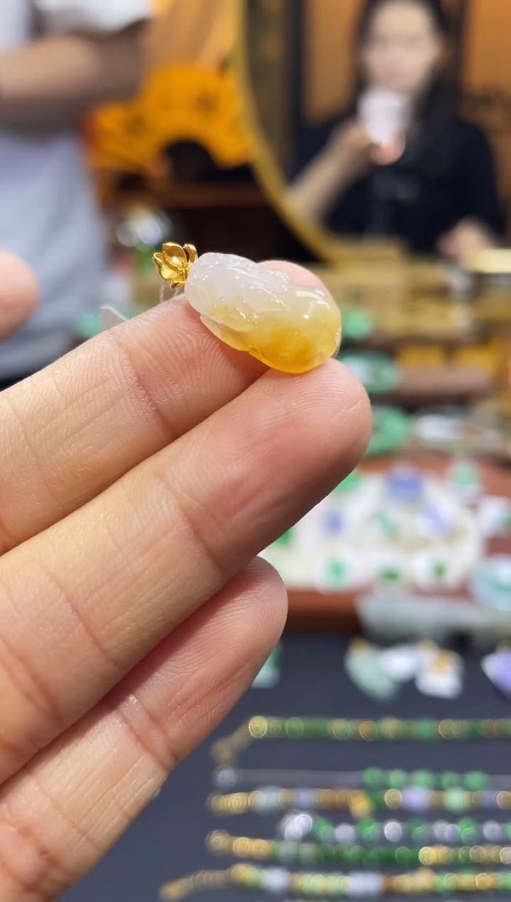 颈饰18K金镶嵌翡翠貔貅