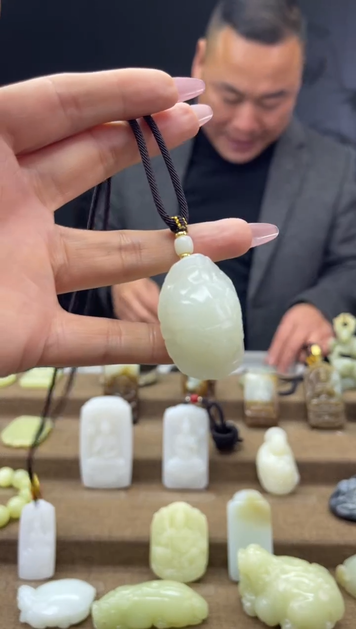 颈饰未镶嵌和田玉1