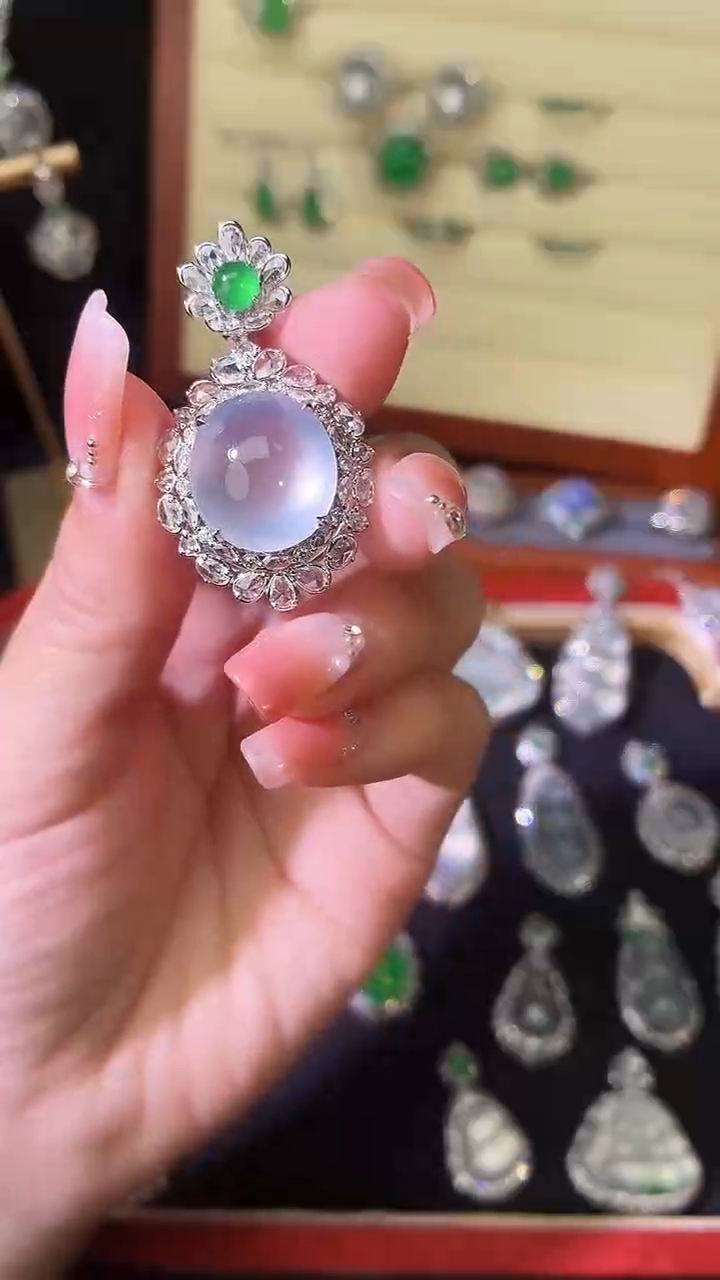 颈饰18K金镶嵌翡翠蛋面