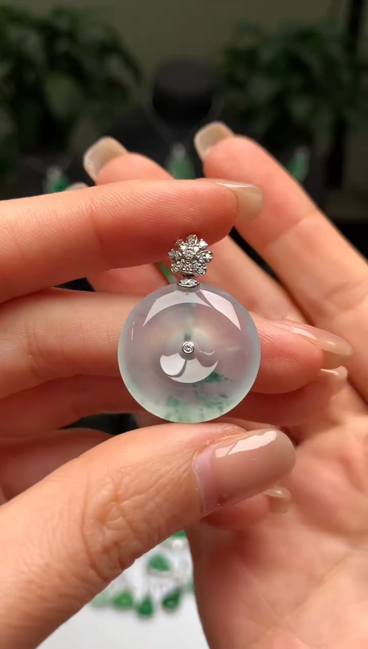 颈饰18K金镶嵌翡翠平安扣