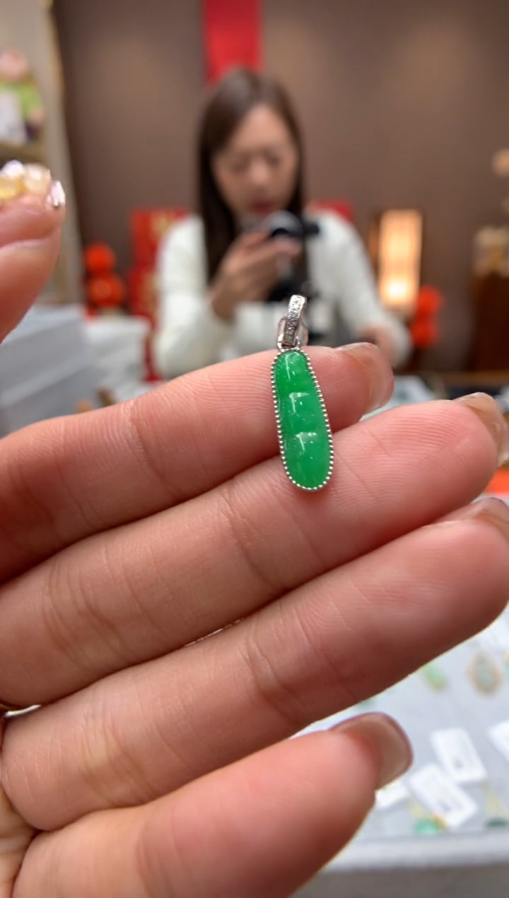 【闪购商品】翡翠颈饰18K金镶嵌福豆