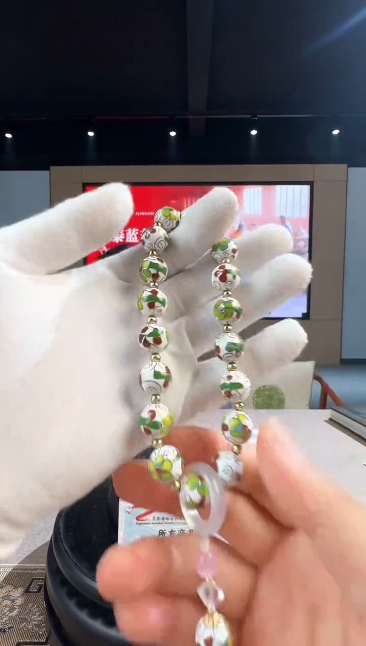 景泰蓝《白底圆珠手持》带收藏证书