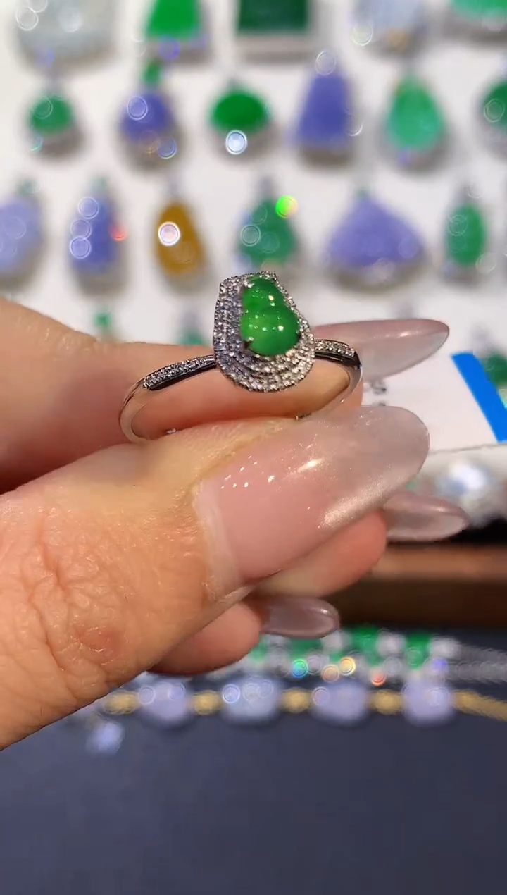 18K金镶嵌戒指翡翠多样性发其一