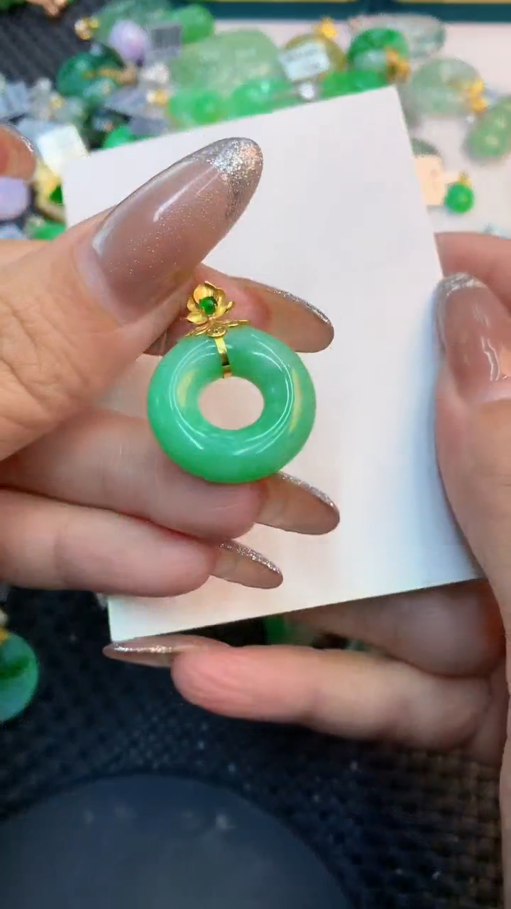 颈饰18K金镶嵌翡翠1