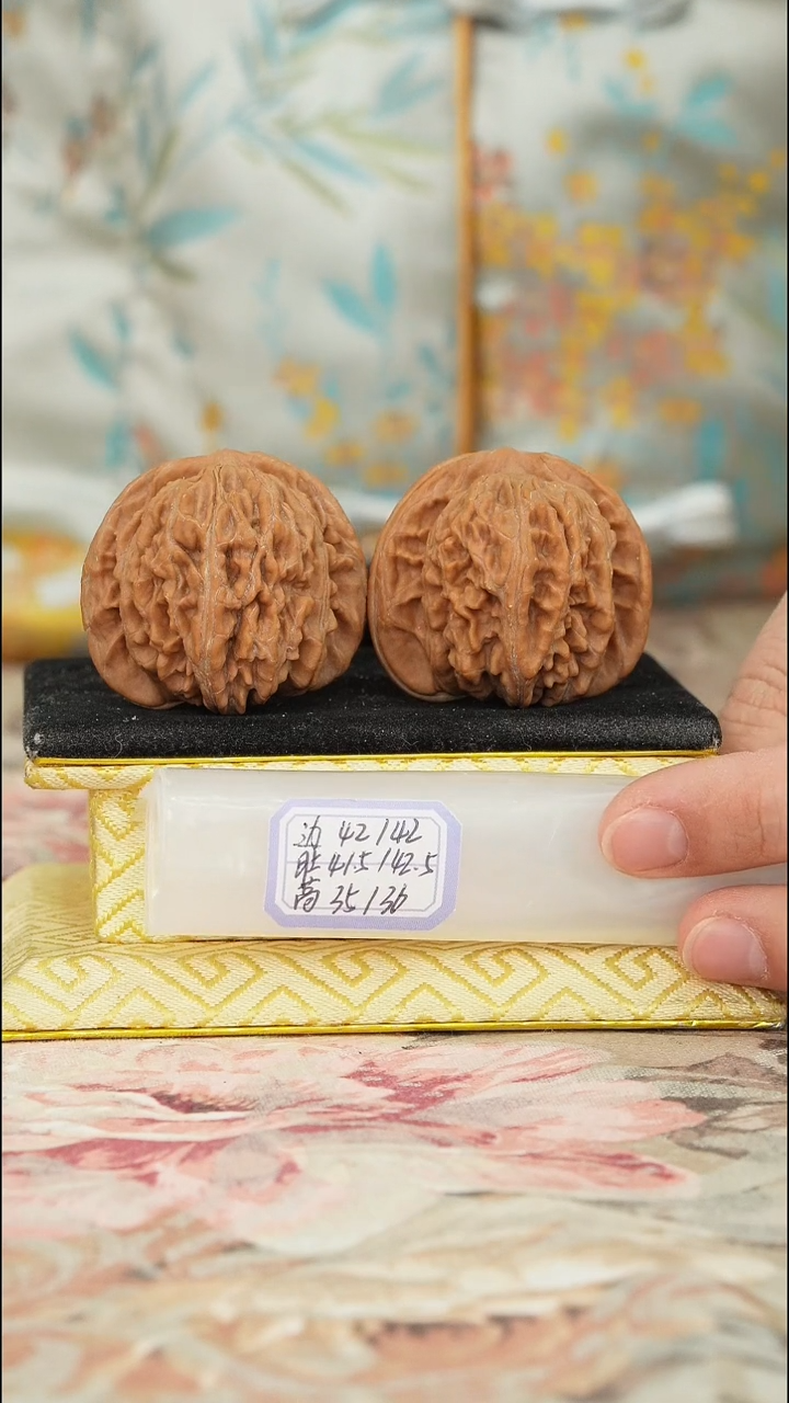 【闪购商品】文玩核桃把件一代楼