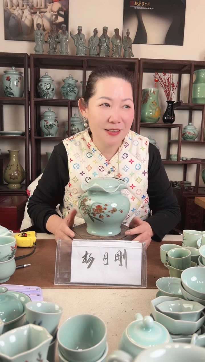 釉中彩 梅花画 荷叶盖罐L