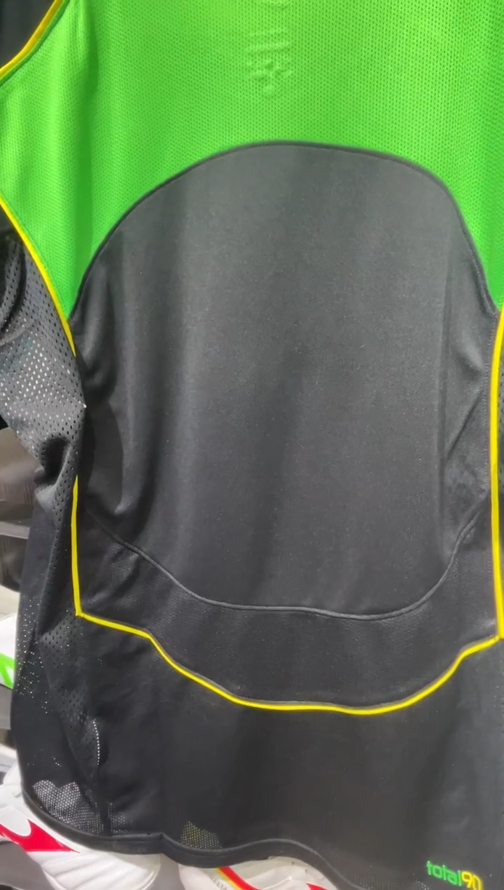 李**。黑色短袖 2XL
