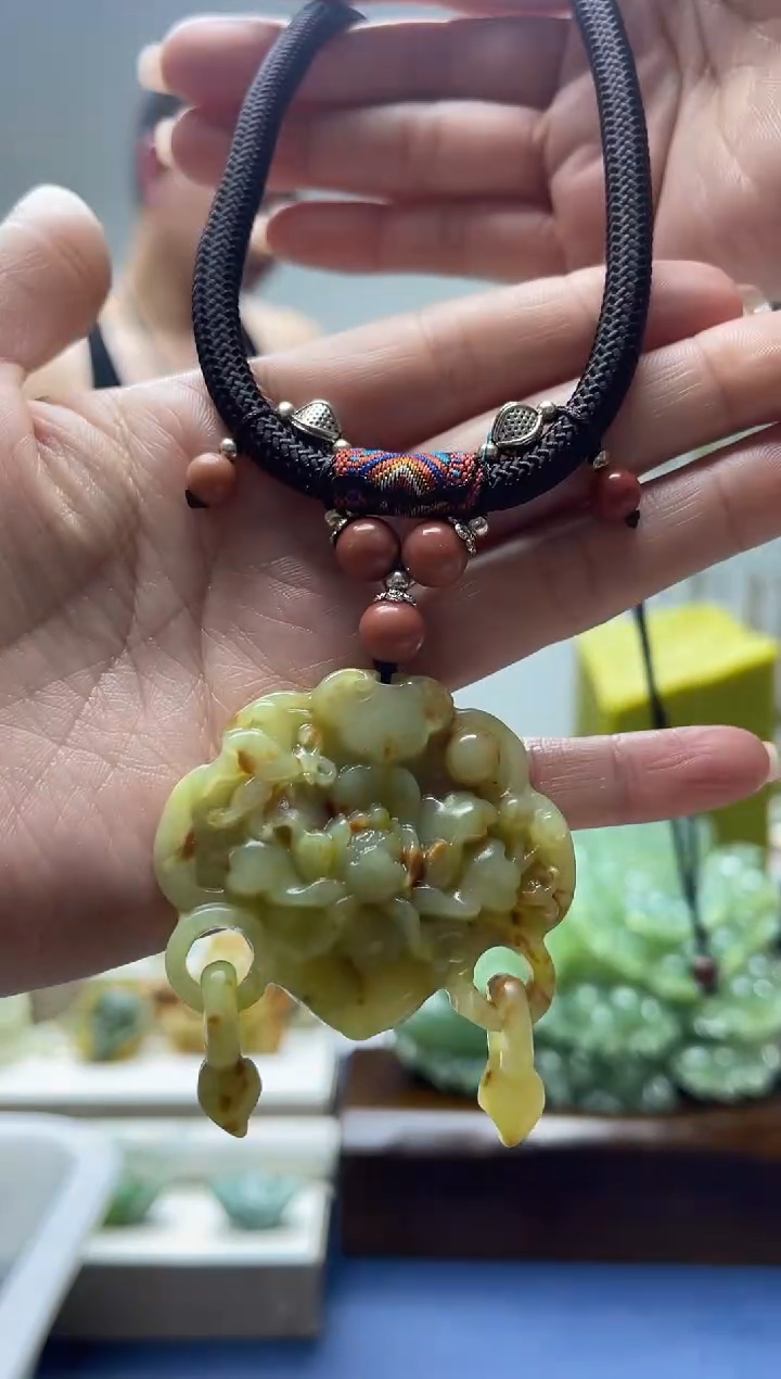 未镶嵌岫玉颈饰`