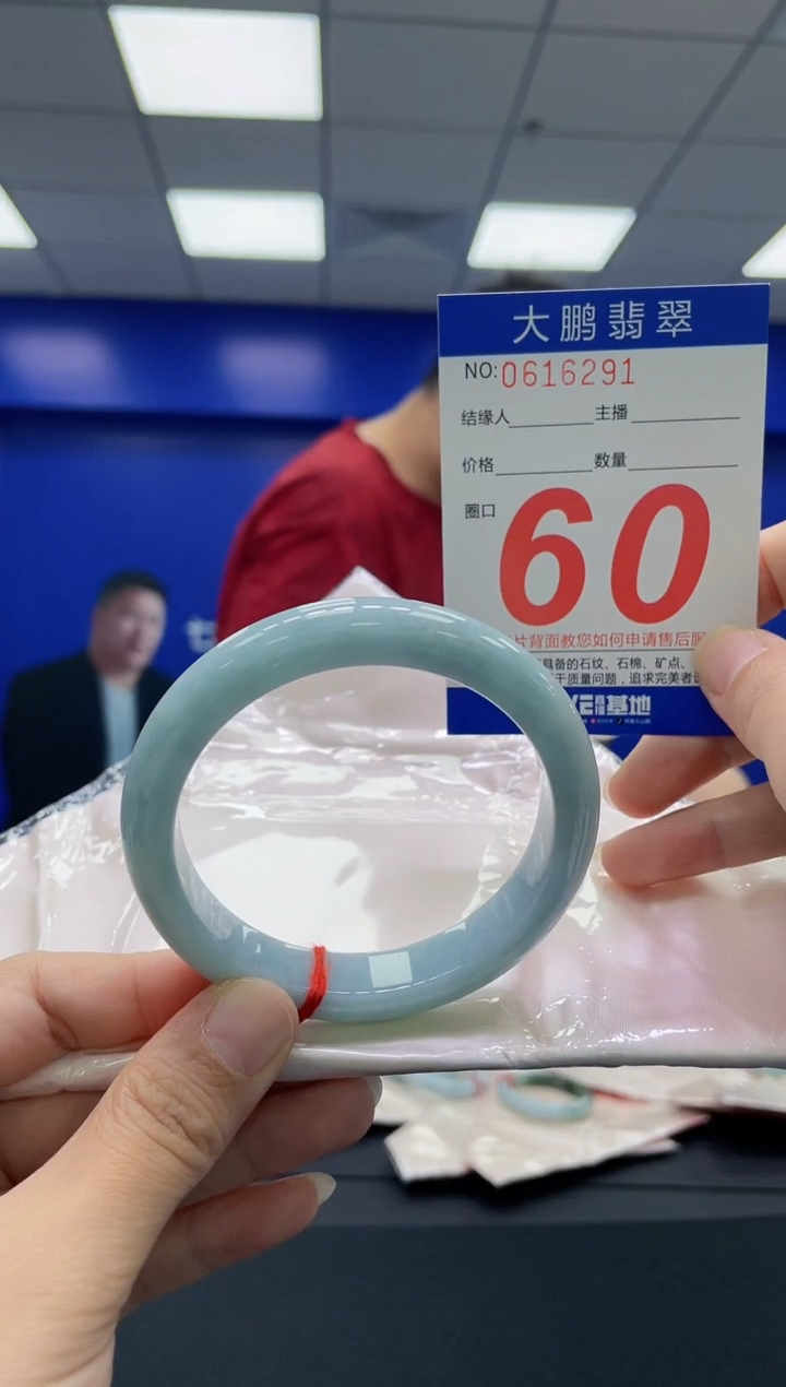 翡翠手镯未镶嵌往****?AAAAAAAAAA